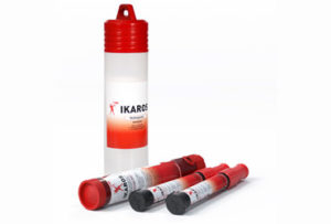 Product image of the emergency call kit, that contains one red parachute rocket and two red hand flares.