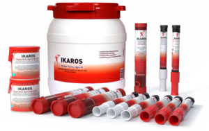 Imagen de producto del IOR, el mayor kit de socorro para embarcaciones de recreo de IKAROS. Este kit incluye varios cohetes paracaídas, bengalas de mano y señales de humo flotantes.